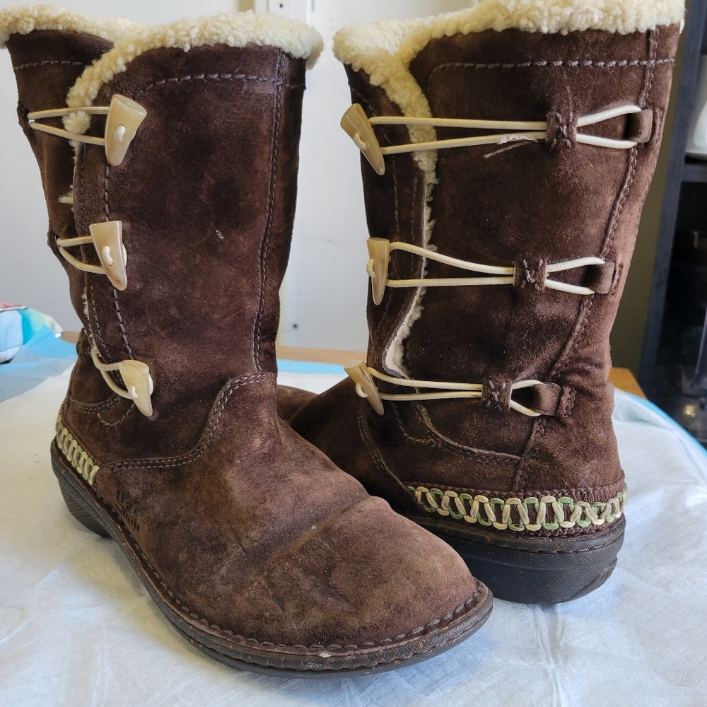 UGG BROWN LEATHER TOGGLE BOOTS  Size 8